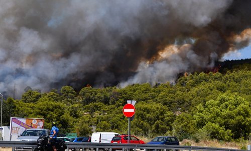 Opasan požar u Šibeniku pod kontrolom, dogradonačelnik: 'Da, eksplodirali su zvončići'