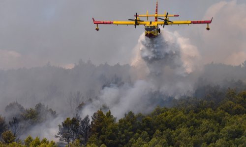 Ugašen požar na Perunu, požari na Hvaru još aktivni
