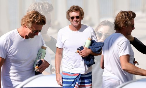 Novi imidž omiljenog Australca: Zvijezda serije 'Mentalist' uhvaćena s misterioznom brinetom