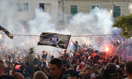 'Jure i Boban' ponovno se ore u Imotskom, spomenik Tinu Ujeviću čuva policija