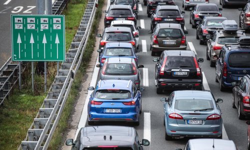 Udarni turistički vikend; velike gužve na cestama, vozilo u kvaru u tunelu Mala Kapela