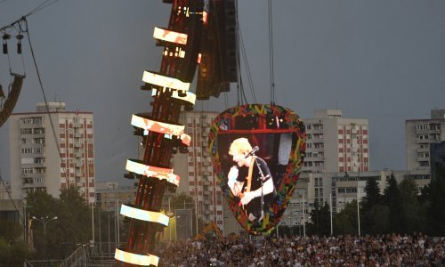 Kakav spektakl! Ed Sheeran na pozornicu izašao u majici s posebnim natpisom