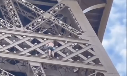 Tip se penjao po Eiffelovom tornju bez ikakve zaštite: Dočekala ga policija