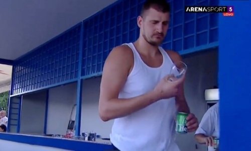 Jokić dan nakon osvajanja bronce s pivom u ruci gleda konje