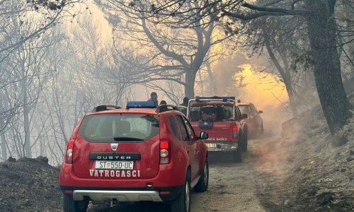 Požar kod Solina se širi prema brdu, moguć prekid vodoopskrbe: Evo gdje će biti pitke vode
