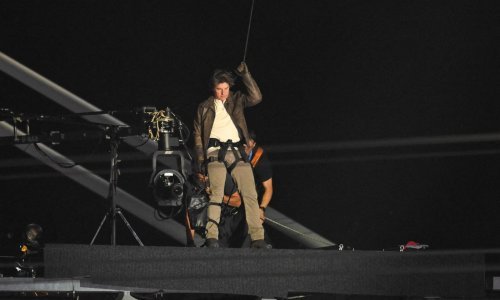 Distopijsko zatvaranje OI: Nakon Zlatnog putnika, sletio Tom Cruise i izveo kaskaderski spektakl