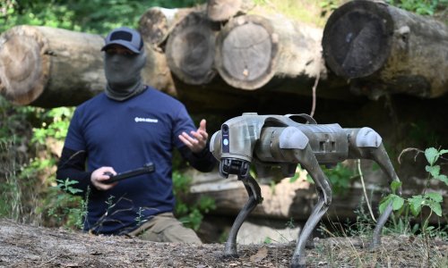 Skače, trči i puzi kao pas: Ovako 'Zločesti 1' Ukrajincima pomaže na bojištu