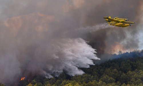 Buknuo požar kod Obrovca; gase ga i Air Tractori
