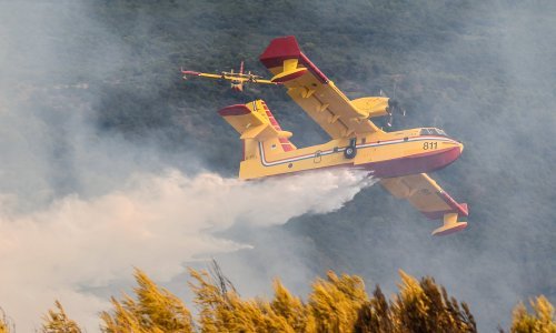 Četiri kanadera gase požar na području Knina