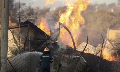 Popustio šumski požar blizu Atene, poginula jedna osoba