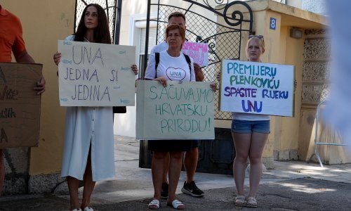 Prosvjednici protiv hidroelektrane i dalje se okupljaju na izvoru Une