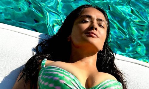 Ovo je njezina boja: Salma Hayek ponovno sve raspametila fotkom u bikiniju
