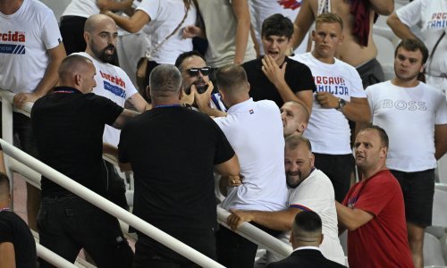 Kaos na Poljudu; navijači jurišali na svečanu ložu i gađali predsjednika Hajduka