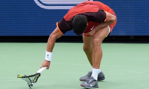 Poraz od Đokovića i dalje boli. Nakon novog šamara Alcaraz razbio reket