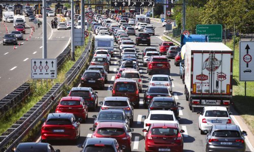 Kilometarske kolone na autocestama, vozi se usporeno i uz zastoje