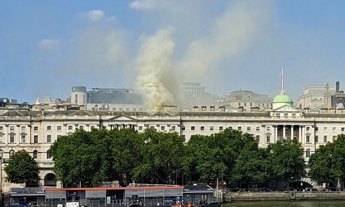 Požar zahvatio bivšu kraljevsku palaču u Londonu, gasi ga 125 vatrogasaca
