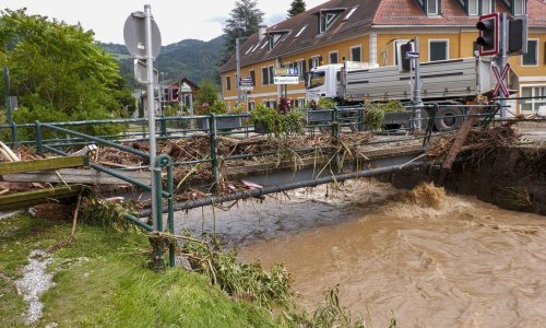 Austrija se bori s poplavama: Žena povučena pod autobus od siline vode