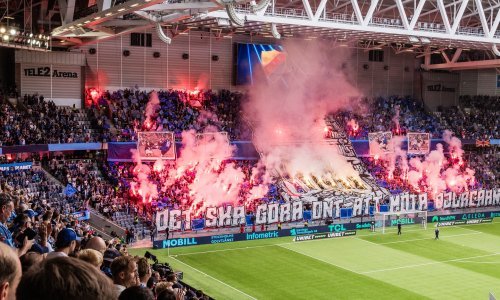 Tako se to radi. Sudac zbog rakete odmah prekinuo utakmicu