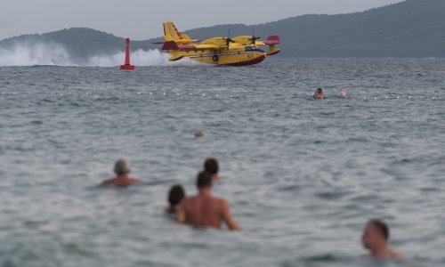 Lokaliziran požar kod Zadra: Gasila ga četiri kanadera, svi su objekti obranjeni