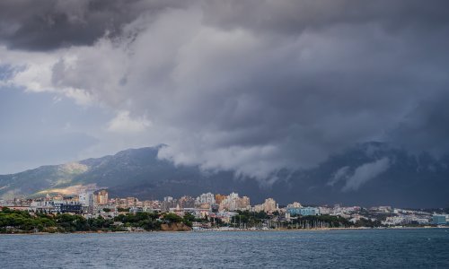 Nevrijeme u Splitu čupalo stabla, na Murteru za kratko vrijeme kiše palo kao za cijeli mjesec