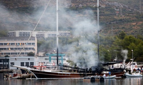U Mandalini kod Šibenika noćas planuo turistički jedrenjak