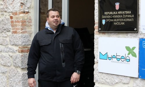Načelnik Murtera koji je peglao službene kartice mora platiti kaznu zbog sukoba interesa