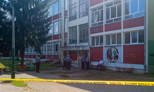 Za vrijeme masakra u školi u Sanskom Mostu bili i učenici, uspjeli pobjeći