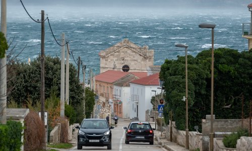 Stiže olujna bura: 'Potražite sigurnu luku. Mnogi trajekti i katamarani neće ploviti'