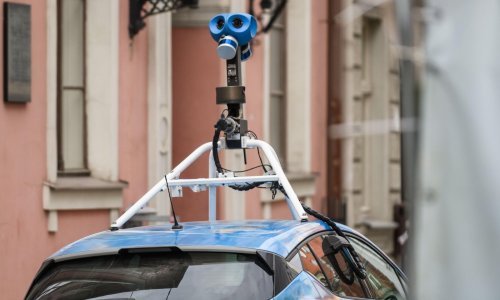 Google mora platiti odštetu golom policajcu kojeg je snimio u dvorištu