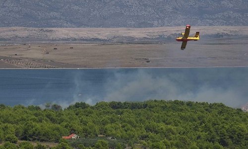 Požar na Viru lokaliziran, kuće obranjene