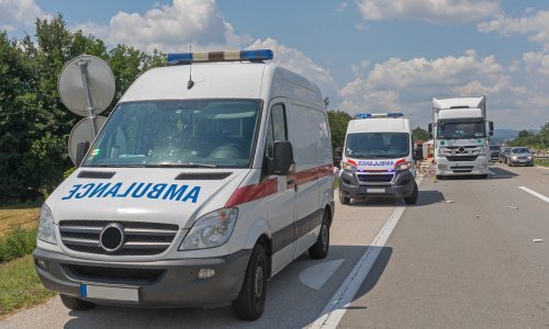 Teška prometna nesreća u Srbiji, sudarili se autobus i kamion, ima mrtvih