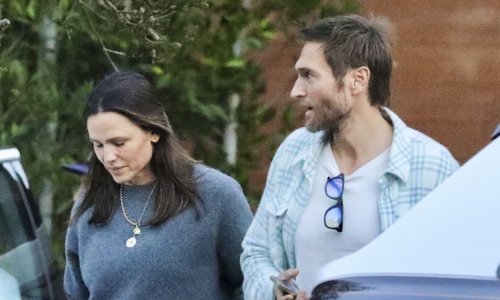 Dok Affleck prolazi ljubavni brodolom, Jennifer Garner u ljubavi cvjetaju ruže