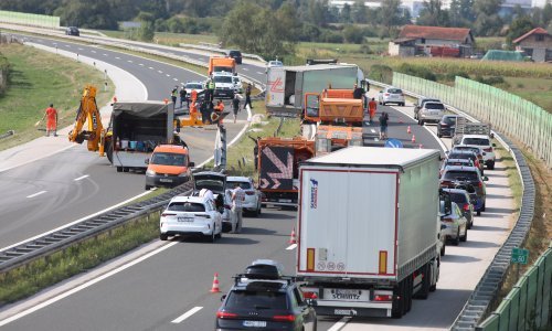 Kaos na A4: Sudar automobila i kamiona, četiri osobe hitno prevezene u bolnicu