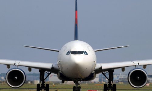 Eksplodirala guma na avionu u Atlanti, poginula dvojica radnika