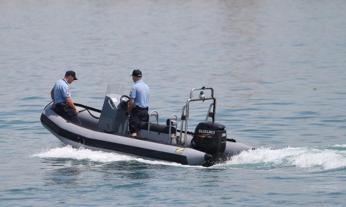 U Podvelebitskom kanalu spašena osoba na plutajućem gumenjaku