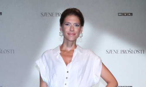 Blista u bijelom od glave do pete: Jelena Perčin pažnju privukla hit modelom košulja haljine