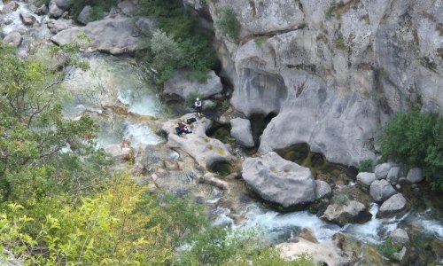 HGSS iz kanjona rijeke Cetine izvukao ženu, ozlijedila se na zahtjevnom terenu