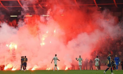 Povijesni debakl Rijeke! Olimpija zabila petardu, Armada bakljadom prekinula utakmicu
