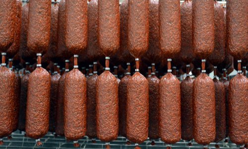 S polica trgovina povlači se popularna kobasica: Mogla bi biti rizična za zdravlje