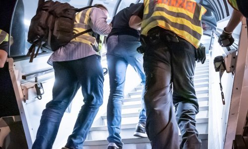 Nijemci u čudu: Tjeramo ih iz zemlje, a dajemo im 1000 eura džeparca. Zašto!?