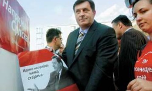 Iznervirani Dodik nasrnuo na aktivista, opsovao mu majku i izbio mobitel iz ruke