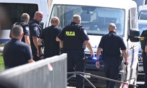 Policija nakon pregovora privela muškarca, imao je startni pištolj: Ljudi iskakali kroz prozore