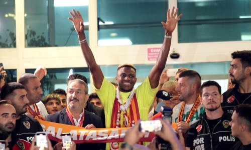 Istanbul gori od sinoć; pogledajte kako su Galatasarayevi navijači dočekali napadača!