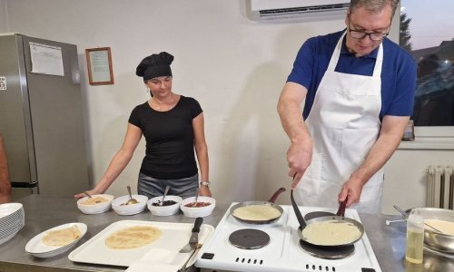Reality show od 0-24: Vučić spava u vojarni i peče palačinke