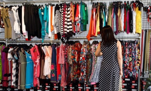 Second hand: Evo koliko vode štedite kupnjom polovnih traperica i majica kratkih rukava