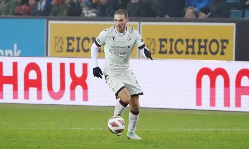 Igrač Srbije snimljen kako pješke ide sa stadiona nakon utakmice sa Španjolcima