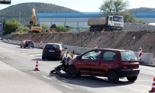 Zbog prometne nesreće na Jadranskoj magistrali vozi se jednim trakom
