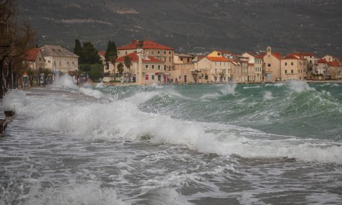 Velikom dijelu Hrvatske prijete oluje, bujične poplave i tuča: 'Zaštitite se od munja'
