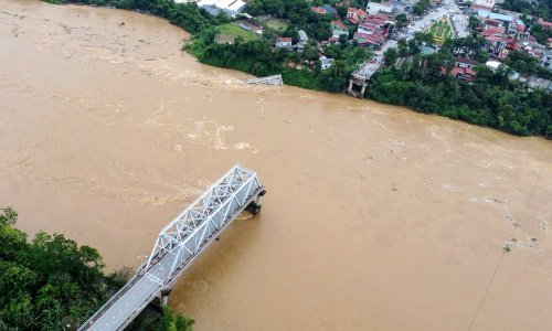 Srušio se most u Vijetnamu: Bujica odnijela desetak vozila, nestalo 13 osoba
