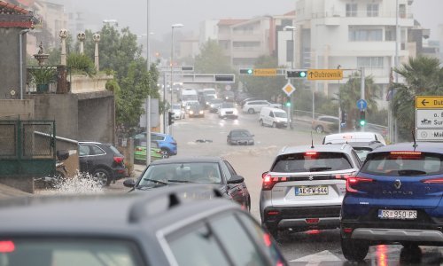 Kaos u Makarskoj: U kratkom roku pala velika količina kiše, potopljene su neke ceste